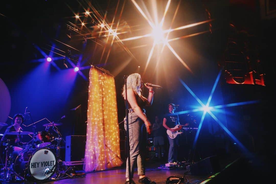 HEY VIOLETのインスタグラム：「thank u, san diego!!! hope we warmed u up for @oliviaobrien ❤️❤️❤️ 📸: @dianamantis」