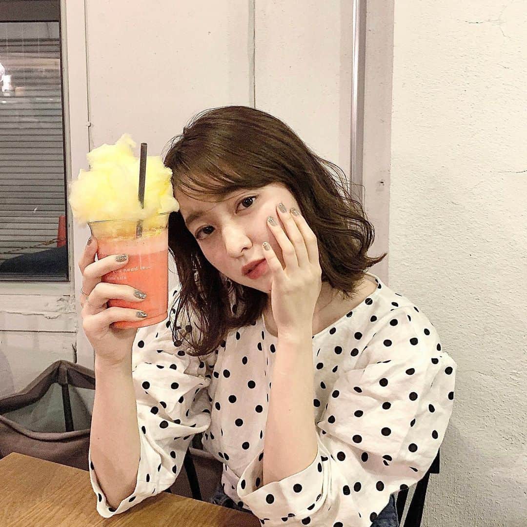 大野愛友佳さんのインスタグラム写真 - (大野愛友佳Instagram)「ゆうと一緒に、 梅乃宿さんのARA54試飲イベントへ🍹🧡 @umenoyadoshuzo . AneaCafeでのんびり。 . THE GREAT BUGERやhachiとのコラボした、 かわいいのに体に良いドリンクがたくさん◎ . 私が飲んでるのもお酒に見えないよね😯 普段お酒を飲まないわたしも、 気にせずとってもおいしくいただけました🥰 . . バチェラー3の中川ゆりちゃんにも会えました。 ノリの良い優しいおねえさん🌹 . . . トップス @zara . . #あらごし#梅乃宿#試飲イベント#梅酒#映えドリンク　 #ara54イベント#春新商品#コラーゲンドリンク #春コーデ#ドットブラウス#春ファッション#春服2020 #umenoyado#plumwine#organic#narajapan #ara54#DK#PR#JAPANDRINK#FRANKIECIHI」3月1日 13時50分 - ohnoayuka