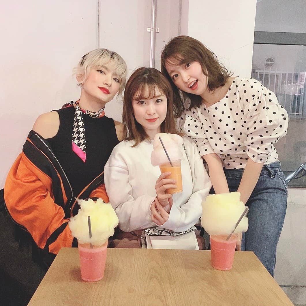 大野愛友佳さんのインスタグラム写真 - (大野愛友佳Instagram)「ゆうと一緒に、 梅乃宿さんのARA54試飲イベントへ🍹🧡 @umenoyadoshuzo . AneaCafeでのんびり。 . THE GREAT BUGERやhachiとのコラボした、 かわいいのに体に良いドリンクがたくさん◎ . 私が飲んでるのもお酒に見えないよね😯 普段お酒を飲まないわたしも、 気にせずとってもおいしくいただけました🥰 . . バチェラー3の中川ゆりちゃんにも会えました。 ノリの良い優しいおねえさん🌹 . . . トップス @zara . . #あらごし#梅乃宿#試飲イベント#梅酒#映えドリンク　 #ara54イベント#春新商品#コラーゲンドリンク #春コーデ#ドットブラウス#春ファッション#春服2020 #umenoyado#plumwine#organic#narajapan #ara54#DK#PR#JAPANDRINK#FRANKIECIHI」3月1日 13時50分 - ohnoayuka