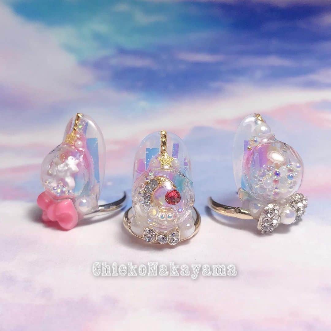 なかやまちえこのインスタグラム：「@stampnailring にてなかやまちえこリングネイル #ハンドメイドネイル シリーズが発売になります！⠀ 第一弾の発売は3/1本日から！⠀ ⠀ ✨#リングネイル は指先に #リング をはめていただくのみの取り外し簡単に爪先のオシャレを楽しめる商品です✨⠀ #スタンピングネイルリング のアカウントのストーリーハイライトのところからショッピングサイトに飛べます！⠀ 全て一点のみのお造りとなりますので、よろしくお願い致します😌🙏🙏✨⠀ #nail #nails #nailart #ネイル #美甲 #ネイルアート  #japanesenailart #manucure #japanesenails #manicurist #gelnails #أظافر #네일아트 #vẽmóng #ngườiđẹp  #เพ้นท์เล็บ #искусствоногтя #artedeuñas #เพ้นท์เล็บเจล #ジェルネイルデザイン #ネイルデザイン #senikuku #nagelkunst #ゆめかわネイル #オーロラネイル #ゆめかわいい　⠀  https://stampnail.thebase.in/search?q=%E3%81%AA%E3%81%8B%E3%82%84%E3%81%BE%E3%81%A1%E3%81%88%E3%81%93 ⠀」