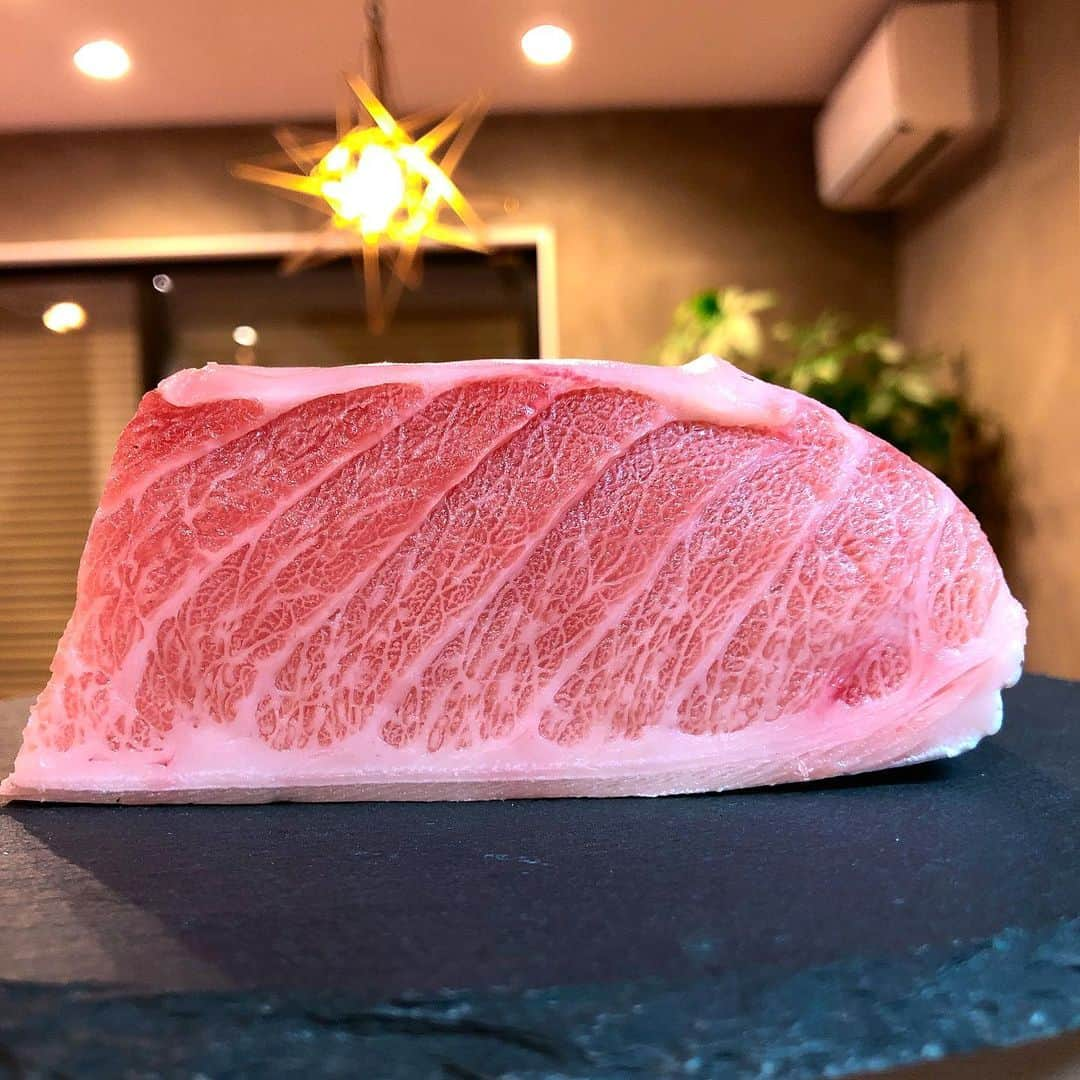 大西宏明さんのインスタグラム写真 - (大西宏明Instagram)「神戸牛じゃないよ🥩  トロっっっっ🐟🍣 知り合いのお鮨屋さんから貰った🤩  #トロ #大トロ #マグロ #まぐろ #鮪 #めちゃくちゃ美味しい  #めちゃくちゃ綺麗 #上質な脂 #甘み #しっかりとした赤身 #旨味 #抜群 #お鮨屋さん #くれた 🤩 #感謝 #美味しいもの  #人を幸せにする  #食の大切さ  #こんな時だからこそ #美味いもの  #食べよう #smile #ほなっ！！」3月1日 13時53分 - ohnishi_hiroaki_0428