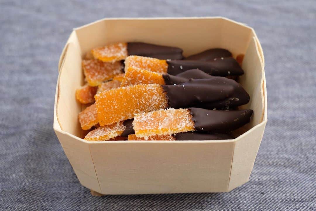 のインスタグラム：「天然生活web「はなのお菓子」。今回は試行錯誤して作ったオランジェットのレシピをご紹介！よく手土産にしているのですでに食べたことがある友達も多いかも(๑･̑◡･̑๑)無農薬のオレンジやみかんが手に入ったら必ず作る定番のレシピです。冷蔵庫で保存もできるのでプレゼントにも便利ですよ。天然生活のプロフィールからどうぞ！ #天然生活　#はなのお菓子　#オランジェット」