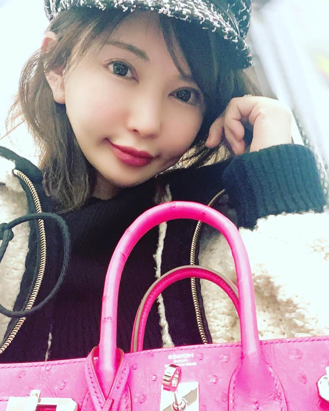 里美ゆりあのインスタグラム：「皆さん素敵な日曜日を〜💕 #スッピン #楽ちんコーデ  #日曜日 #sunday #お出掛け」