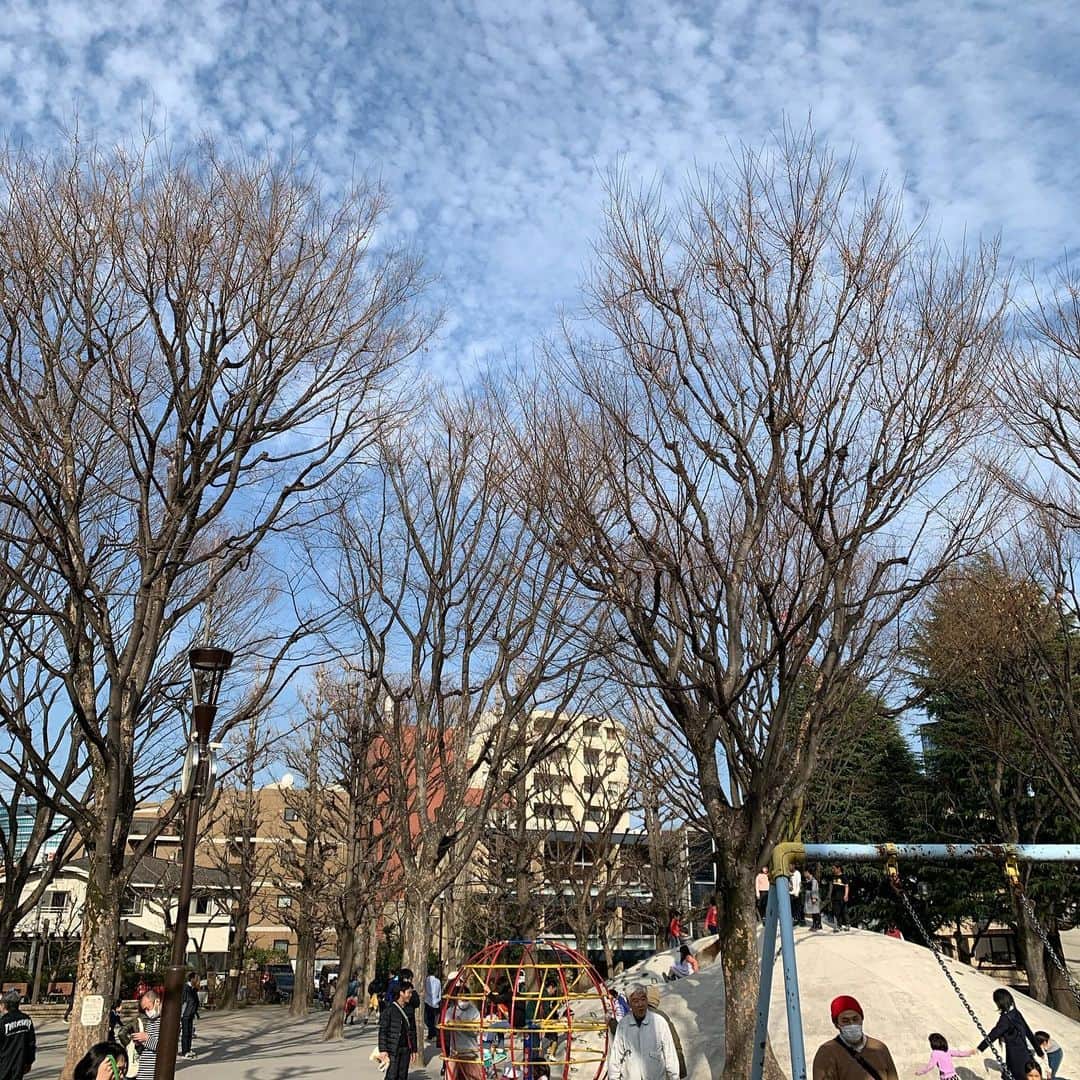 村田諒太さんのインスタグラム写真 - (村田諒太Instagram)「ジムの近くの公園へ みんな行き先なく、公園に集まってしまっている感じ 2週間、学校行かない意味。。笑」3月1日 14時57分 - ryota_murata_official