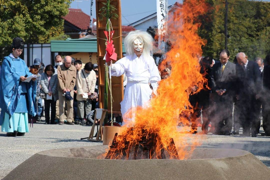 さいたまつりさんのインスタグラム写真 - (さいたまつりInstagram)「【神の使いの白狐が火を鎮める！？「箭弓稲荷神社の火伏神事」】﻿ 3月3日は東松山市の箭弓稲荷神社で火伏神事が行われます。﻿ ﻿ 火の災禍を防ぎ鎮めるために行われる神事で、﻿ 神の使いである白狐が現れ、厳かな空気の中、炉の火を「エイ！エイ！」という掛け声とともに砂や水で鎮めます。﻿ ﻿ ﻿ ﻿ #箭弓稲荷神社 #火伏せ神事 #さいたまつり #埼玉 #東松山市 #東松山 #祭り #火 #炎 #saitamatsuri　#japan #festival #japanesefestival　#saitama #amazing #fire #higashimatsuyama #祭り好きな人と繋がりたい﻿﻿ #祭り好きと繋がりたい﻿﻿ #お祭り好きな人と繋がりたい﻿﻿ #お祭り女子 #写真好きな人と繋がりたい﻿﻿ #ファインダー越しの私の世界 #お祭り写真部﻿」3月1日 15時04分 - saitamatsuri