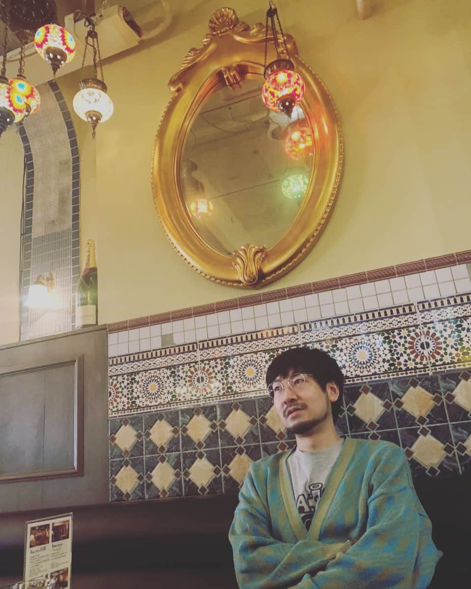 のインスタグラム：「#某渋谷のお洒落なカフェで #背景とカーディガンがマッチし過ぎてる男 #この店のデザインをした建築家 #個人建築事務所ランブル代表 #元橋賢治 #41歳 #彼の口癖 #僕子供の頃と何も変わってないすねぇ #オシャレな男モノマネ」