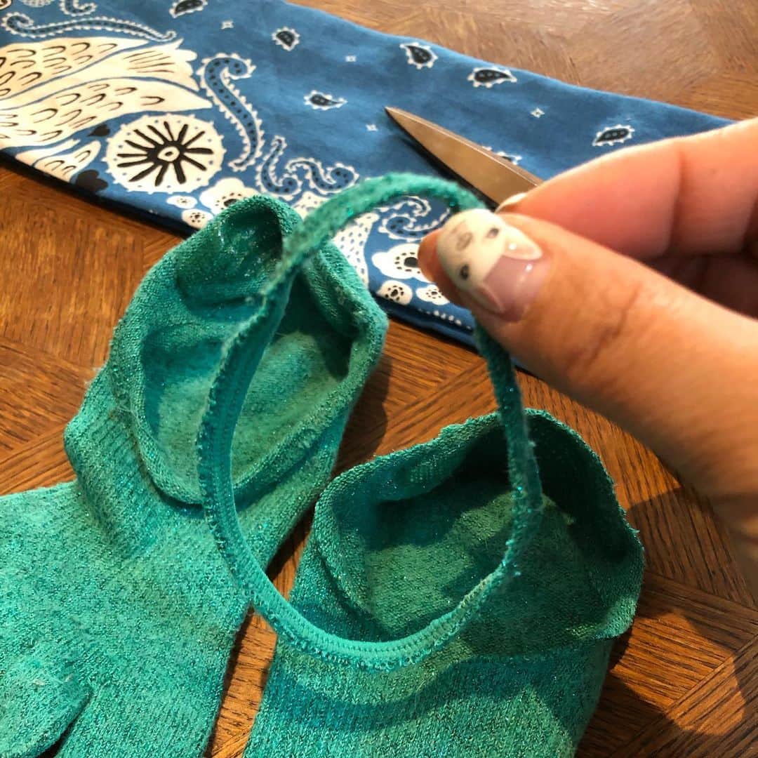 藤田朋子さんのインスタグラム写真 - (藤田朋子Instagram)「#縫わない #洗える #簡単 #手作りマスク #男子にも出来る はず💮 😷用意するのは 使い古しの靴下（洗濯してあるやつ。切ってもいいやつ） バンダナ（ハンカチで⭕️） パンとかお菓子の袋をネジネジしてる針金（真っ直ぐに伸ばしておこう） マスキングテープ（あると良い） ハサミ✂️ 以上🤣  ネットのやり方のアレンジ🌈 https://ameblo.jp/tomoko-fujita/entry-12578908311 .html ☝️ブログにアップしたのに、嬉しくなってインスタにもアップしてるオバサン😅  だって思ったよりいい感じに出来たんだよー  追伸😷 桑山哲也には小さかった😅なので男子用には小さいのかな。それとも旦那さんの顔が規定外なのか‼️ ⚠️あくまで簡易マスクです⚠️ ⚠️使ったら洗おう⚠️ ⚠️手洗いうがいもしよう⚠️」3月1日 15時12分 - chiendormant