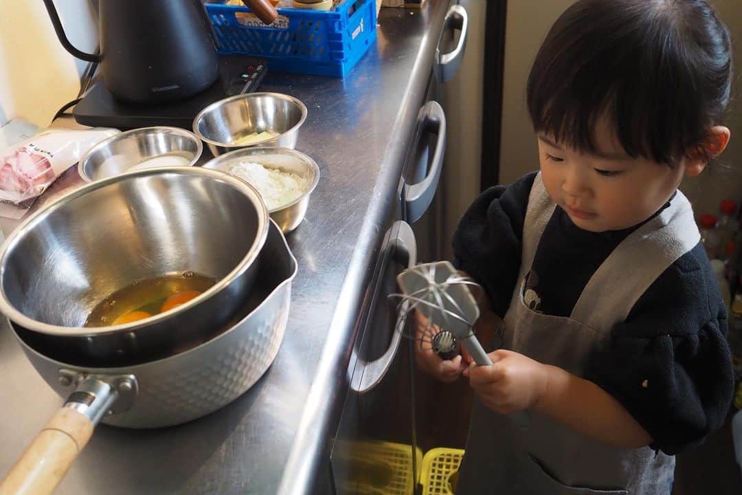 maatamagosanのインスタグラム：「2020.2.28 2歳になりました ケーキ作りたいの とのことで一緒にケーキ作りを🎂上手にできたね」