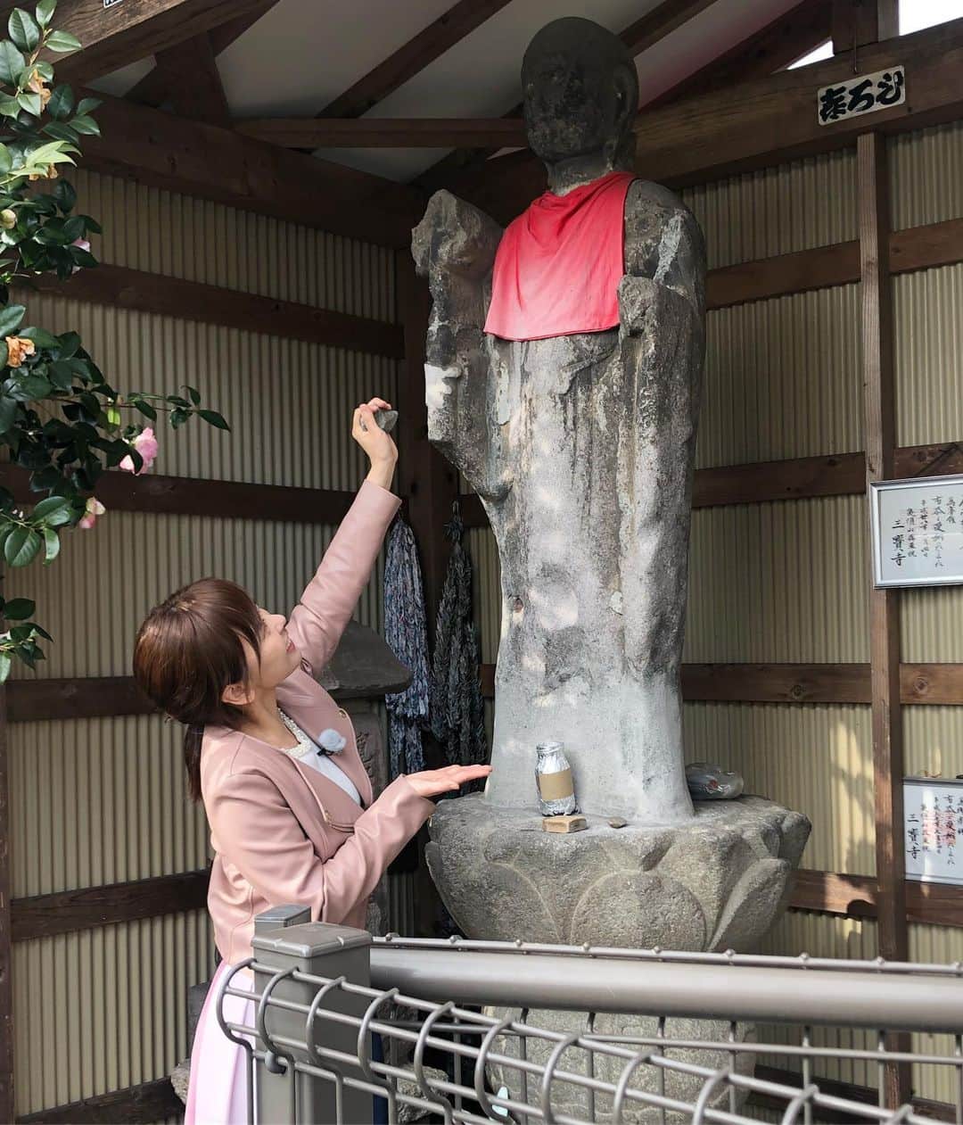 菊池良子さんのインスタグラム写真 - (菊池良子Instagram)「【３月スタート】 ・ ・ 大好きな桜の季節まであと少し🌸 ・ ・ コロナウイルスが一刻も早く終息しますように。。皆さんの健康が一番です😞 ・ ・ 写真は練馬のロケで伺った【関のかんかん地蔵】 ・ 置いてある石でかんかん🎵とお地蔵様を叩くと願いが叶うそうです😊 ・ ・ 今月も元気いっぱい笑顔で楽しく過ごしましょう🌟 ・ ・ #願い事 #関のかんかん神社 #神社 #練馬 #ねりまホットライン #ロケ #フリーアナウンサー #春ファッション #ピンク #ピンクレザージャケット #コーディネート #fashion #cord #trip #ootd #report #announcer」3月1日 15時35分 - kikuryo627happy