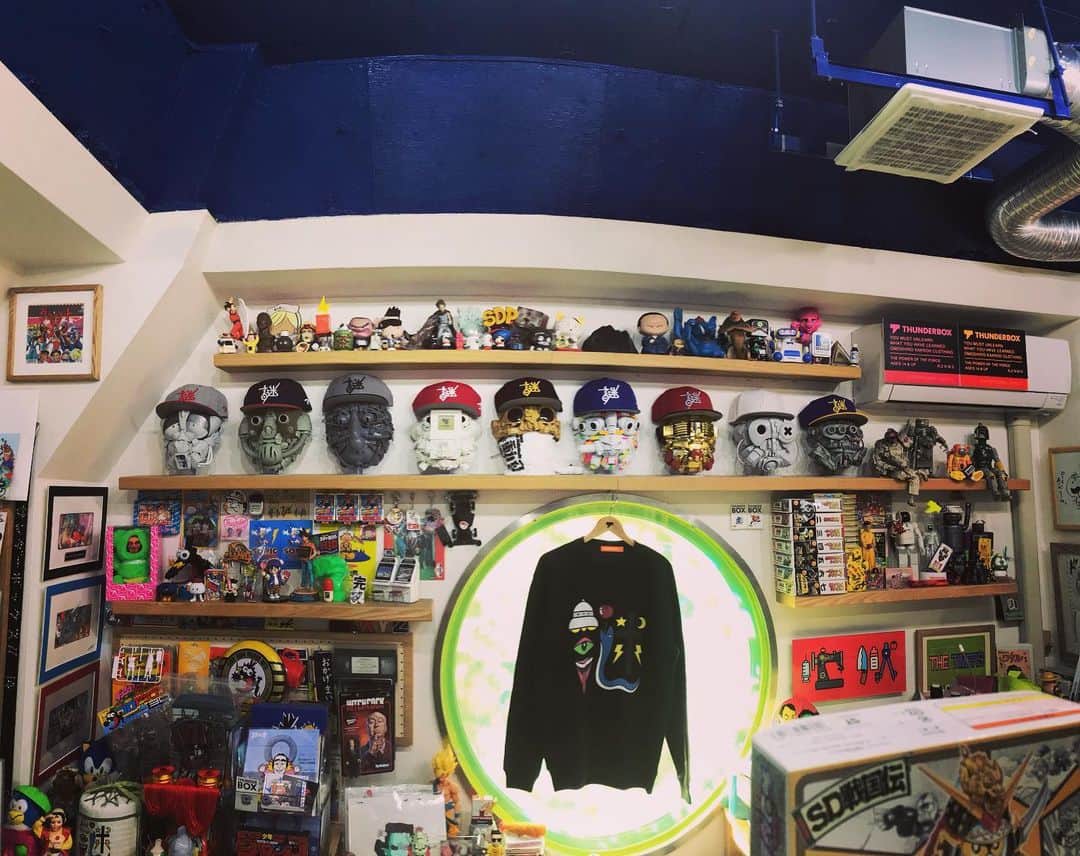 三田麻央のインスタグラム：「THUNDERBOXの展示会〜！！ 謎の店、何回行っても楽しくて住み着きたくなるな… 可愛いベレーと夏用にTシャツ頼んだぜ！！！ #thunderbox #謎の店」