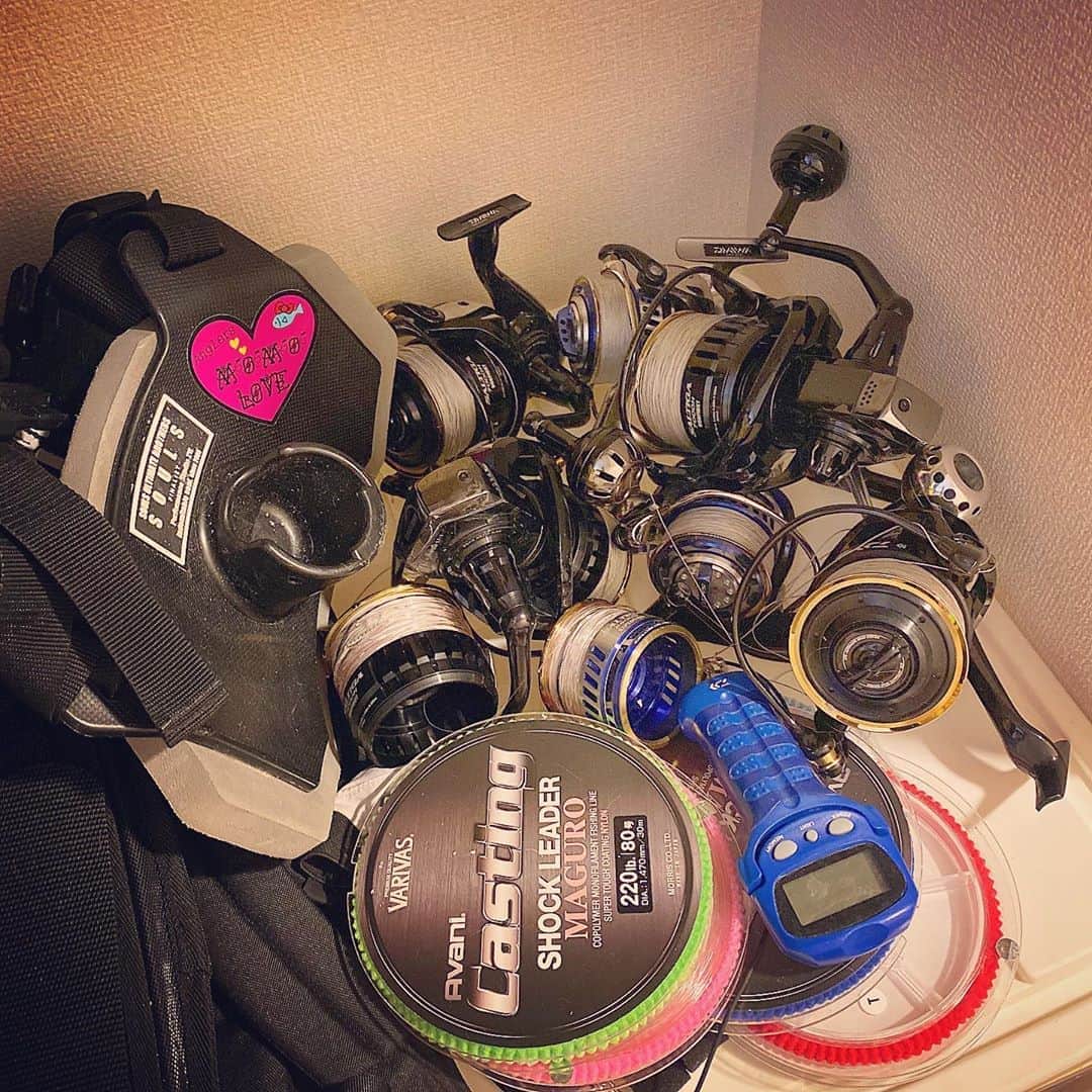 スーパーナブラのインスタグラム：「． ． そろそろ準備するか😅 ． タグに釣りガールなどと入れてますが 10月から1回も釣りしてません😅 ． 11月も12月も津軽海峡に突撃して お正月用のマグロ釣る予定でしたが 時化で全予定中止になりました😅 ． エギを2本買いましたが やっぱり冬眠となりました😅 ． 7000番4個に5500番2個 ． ブルーマーリン用にPE10号から PE6号に巻き直しです ． 今年は150キロあげたいなあ😭 ． ． 🍜おしらせ🍜 N-BOXとエブリィ 軽バン荷物積載量チェック動画を YouTubeで公開中です！ Instagramの自己紹介欄中のURLか YouTubeでスーパーナブラと検索して ぜひみてくださいね💕 ． #沖縄#カジキ#津軽海峡#青森#マグロ #東北#風景#海#温泉#旅館#ホテル#和食 #グルメ#露天風呂#足湯#GW#車中泊 #景色#釣り#ブラックバス#バス釣り #発見#おでかけ#女子旅#ツーリング #自然#釣り#釣りガール#YouTube#旅」