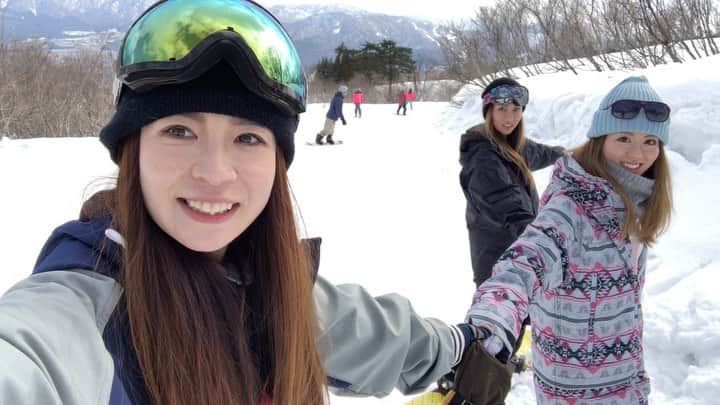 MEGUMIのインスタグラム：「3人で手を繋いで滑ってみた😂  横並びにスピード調整するのが難しかった😂😂 上越国際の帰りの林間コースの一本道の所が景色も最高で好きすぎる✨✨ #snowboarding #snowboard #girlssnowboarding#スノボ#スノボ女子#上越国際スキー場#筋肉痛でプルプル#近藤はサボりでお蕎麦屋さん」