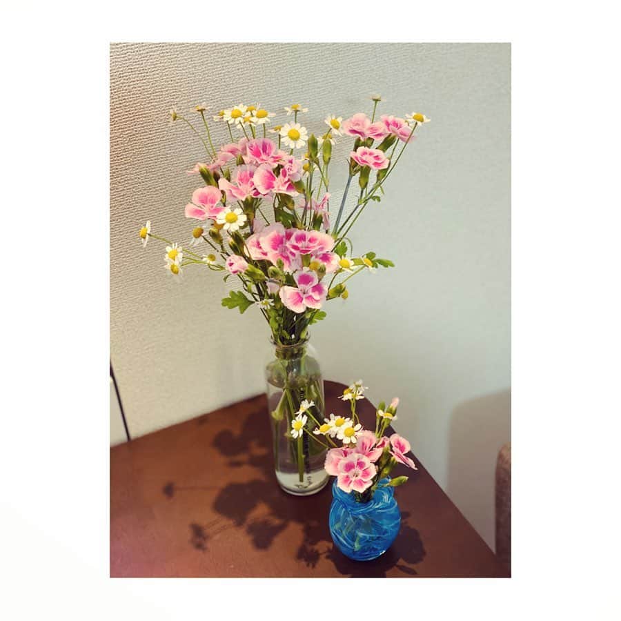 矢口真里さんのインスタグラム写真 - (矢口真里Instagram)「実家の雛人形🎎✨ お花と共に素敵に飾られていました💐 お母さん毎年ありがとう😊✨ 最近お花を見ると本当に落ち着きます😊✨ ３枚目は自分のお家のお花💐 二つに分けてテーブルや棚に飾ってます😁✨ 可愛いなぁ😭💕」3月1日 15時53分 - mariyaguchi_official