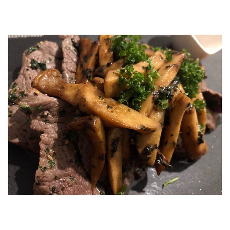 柳野玲子のインスタグラム：「ある日の旦那ご飯、おつまみ＆すき焼き🍴 調理師免許を持つ夫の手料理も美味しい😋✨ 感謝です🙇‍♀️ #旦那ご飯 #お料理上手 #ありがとう」