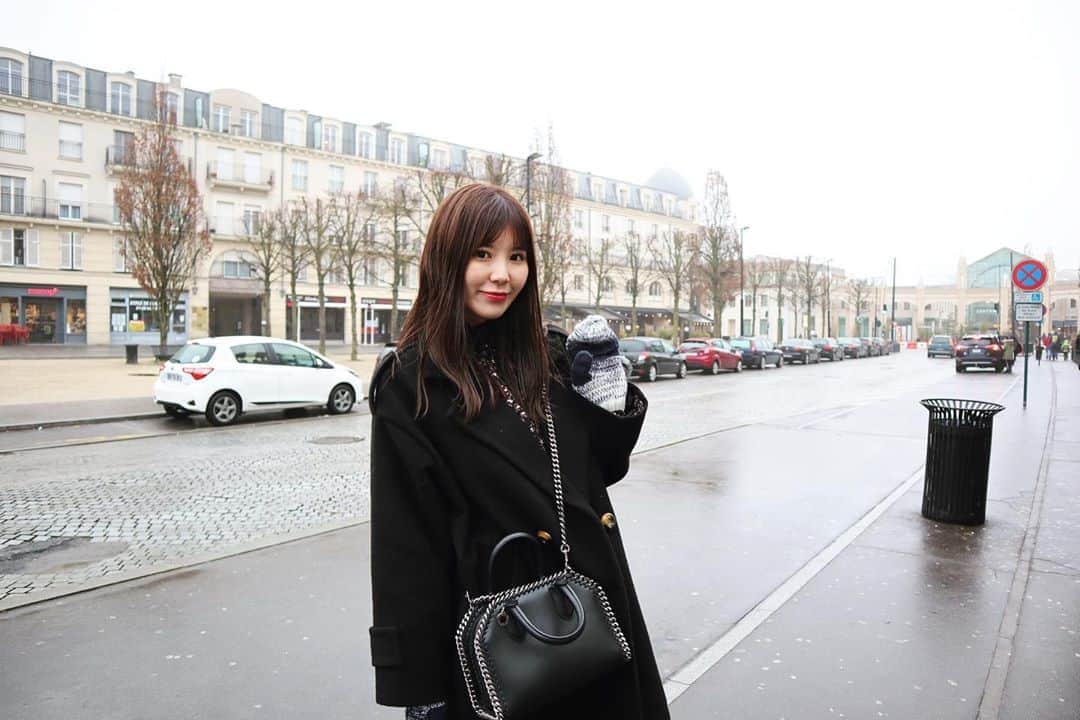 金子栞のインスタグラム：「やはり少し外に出るのが怖いので人混みを避けて生きる日々😂 マスクが切れそうで怯えております…  今日は暖かくて嬉しいけど明日はまた寒いみたいですね💦  #写真不足だな #これは去年の冬かな  #パリかな #⛄️」