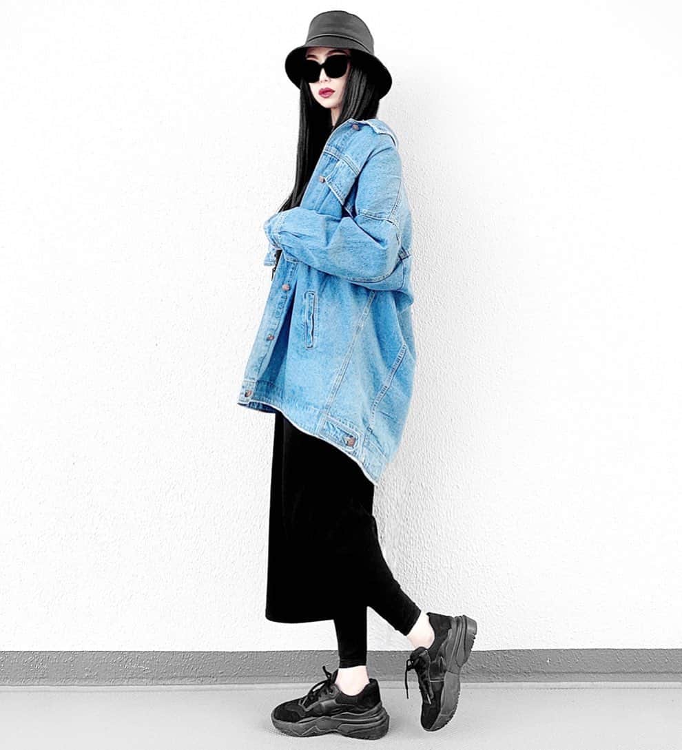 lve_xxxxのインスタグラム：「.﻿ .﻿ ポカポカ陽気🌞﻿ 春気分♩﻿ ﻿ @lveu.official ﻿ Oversized denim jacket﻿ ﻿ やっとこ着れた💙﻿ ﻿ 中途半端なオーバーサイズやないので﻿ 変に着膨れしてる感もなく﻿ ワンピと合わせてずるずるに着ても﻿ バランス取れてかわええのです👍﻿ ﻿ ﻿ 明日は寒くなるらしーから﻿ 嗚呼…身体がついていかぬ😰😨😰﻿ ﻿ ﻿ その他コーデアイテム詳細は﻿ WEARをご覧くださいませ。﻿ ﻿ WEAR ： lvexxxx ﻿ 💻 https://wear.jp/sp/lvexxxx/﻿ ﻿ －－－－－－－－－－－－－－－－－－﻿ ﻿ 📢コメント頂ける際は、﻿ 最新投稿にお願い致します。﻿ ﻿ 過去投稿に頂いた際、気がつかない事もあり﻿ お返事致しかねる場合が御座います🙇‍♀ ️﻿ ﻿ ﻿ ﻿」