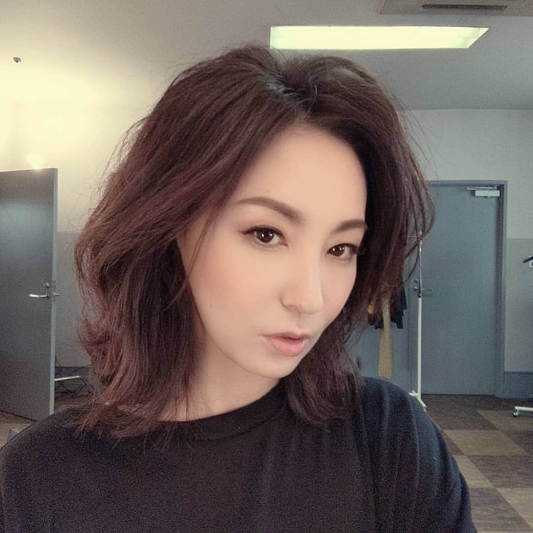 真山景子のインスタグラム：「オッシーアシスタントだったイワコが独立してから初めてメイクしてもらったよ❤凄い上手で丁寧で、嬉しかった〜✨✨✨✨🤗🤗🤗それから２枚目３枚目は新しいネイル💅です。 ホログラムいつもしちゃうけど今回はベージュの中に１つだけ❤岩崎ちゃん、ありがとう❤花粉症酷くてごめんねwww🤣🤣撮影後半はくしゃみと目がかゆいのとの戦いでした🤧🤧🤧🤧🤧」