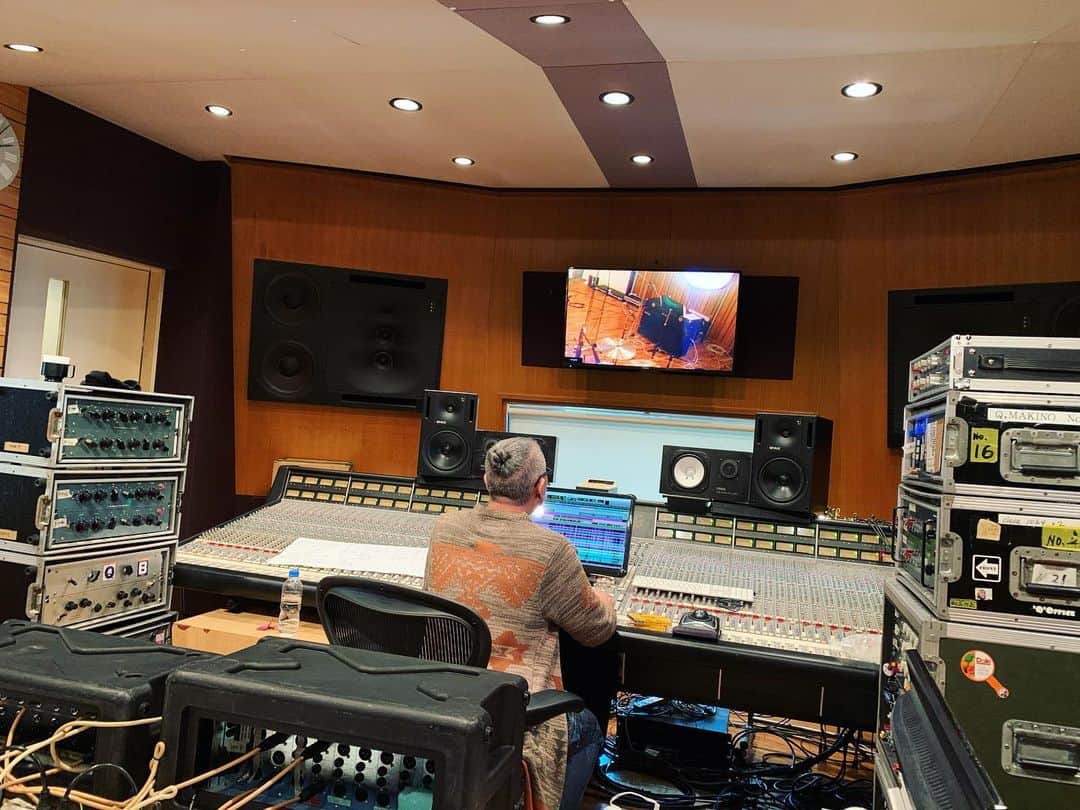 島田昌典のインスタグラム：「久しぶりのエンジニア牧野さんと。 Great sound!!!」
