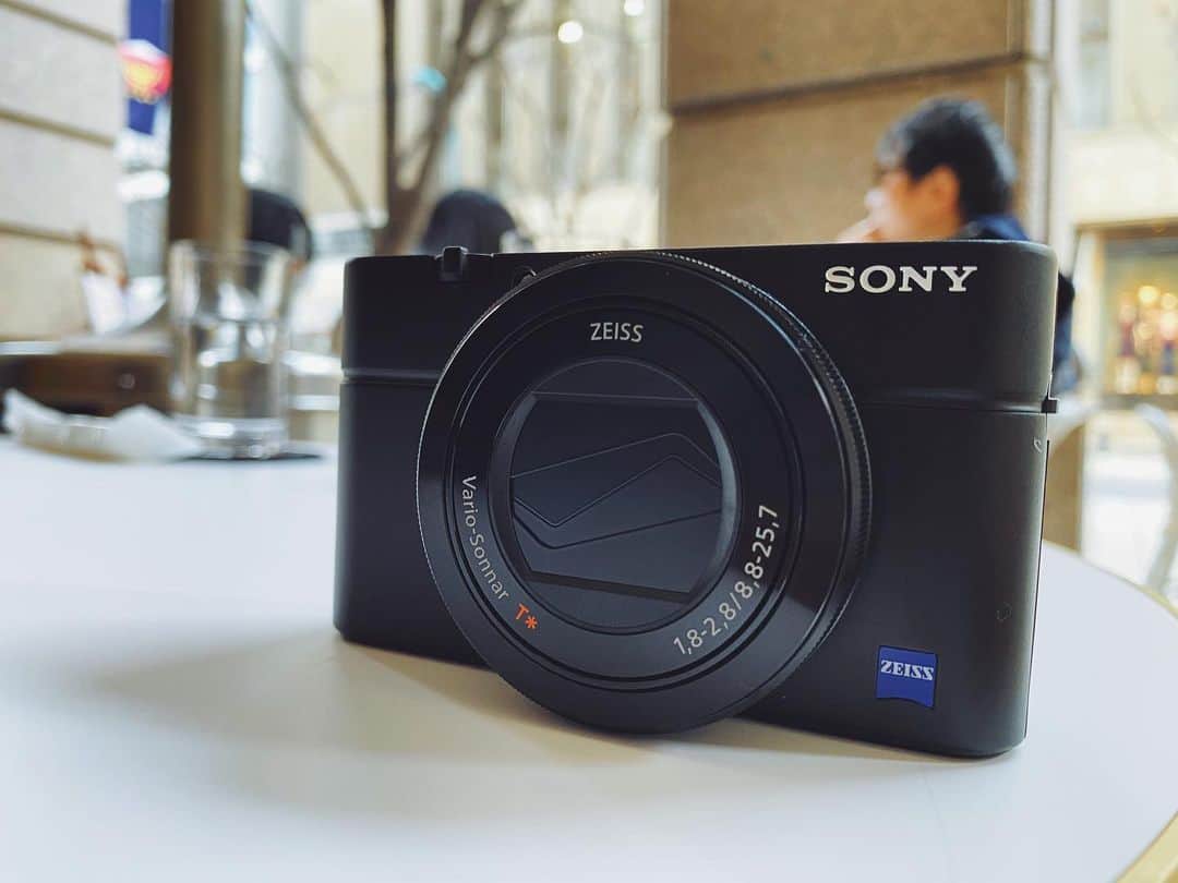 momo8631のインスタグラム：「2020.03.01 Hello New Camera!!! . 10年ぶりに新しいカメラを購入しました。 Sonyのサイバーショット RX100 M3です。 (6年前に発売されたモデル) . ホントはCanonのG7 X Mark Ⅲが欲しかったけど 価格的に厳しい…。 ふと気になっていたこのカメラが先日タイムセールしていたので これもタイミングと思い、購入したのでした。 . vlogを撮影していると、やっぱり背景のぼかしが欲しい！という 欲が出てしまいました。 iPhoneでも十分だけど、限界があるな…と感じています。 . どこまでやるかわからないけど とりあえずこれで色々撮ってみようと思います。 ..... #camera #sony #photography」