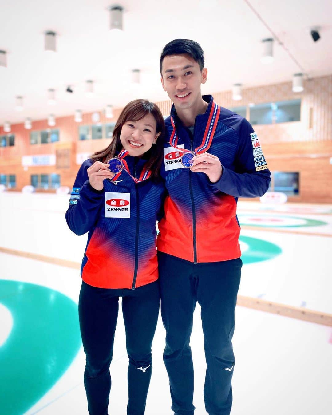 吉田知那美さんのインスタグラム写真 - (吉田知那美Instagram)「・ We won the bronze in Japan mix doubles curling championships🥉 I’d like to say huge thanks to my mix buddy @tetsu0210 ! We had lots great games because you’re the best player in this week without a doubt. Thank you for sweeping all stones and cheering me up all the way.  Finally thank you for organize committee,ice makers and volunteers. Hope we will be back there!! ・ ・ 全日本ミックスダブルスは銅メダルでした。 ２年前の銅メダルは悔しさなんて全くなかったけれど、今日はとても悔しいです。 負けたことが悔しいのではなく、てっちゃんが一週間最高のパフォーマンスを続けてくれたのに、最後まで良いプレーで返せなかったことが今はとても悔しいです。 それでも大丈夫と言い続けて支えてくれたてっちゃんに、100万回のありがとうを。 ありがとう！そして、行ってきます！ #てっちな #毎朝コーヒー淹れてくれてありがとう！ #それでは一旦解散！」3月1日 16時39分 - chinami1991