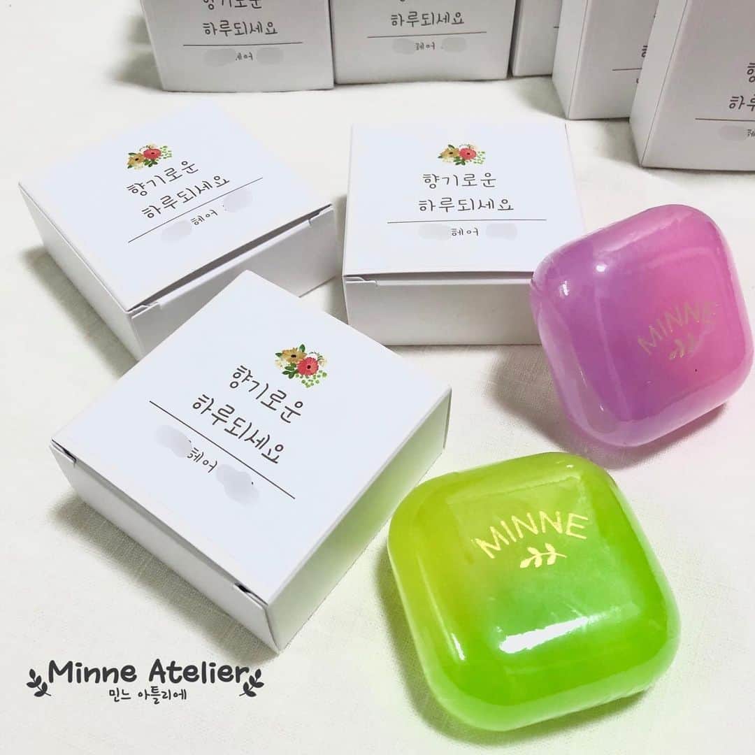 minne_atelierのインスタグラム：「헤어디자이너께서 방문고객 답례품으로 주문해주신 비누에요~ . . -•-•-•-•-•-민느 아틀리에-•-•-•-•-•- •자격증반 •원데이클래스/취미반 •주문제작 . ✨카톡ID : minne0320 or DM . . . #minne  #민느 #민느아틀리에 #노원천연비누공방  #천연비누공방 #노원공방  #천연비누  #천연화장품 #아로마테라피  #디자인비누 #천연비누 #수제비누 #비누  #mp비누 #cp비누 #숙성비누 #비누선물 #선물 #선물추천 #기념일선물  #답례품 #돌답례품 #결혼답례품  #개업답례품 #영업답례품  #비누답례품 #천연비누답례품  #원데이클래스 #취미 #주문제작 #클래스문의」