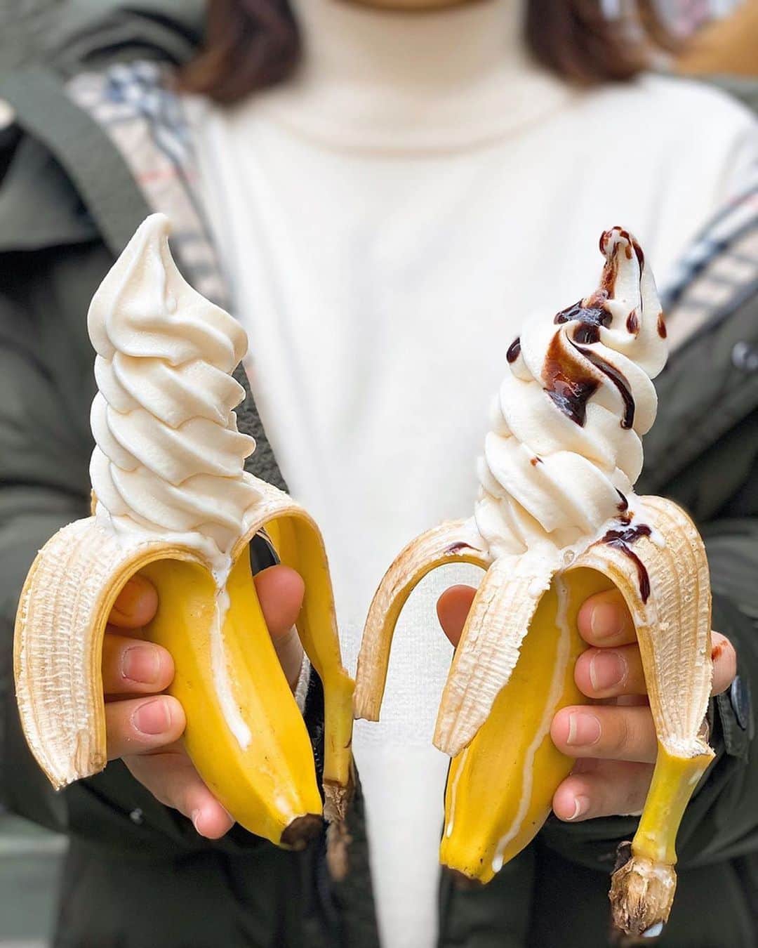 のインスタグラム：「「完熟バナナソフト」﻿ リポスト✒︎今年の1月にオープンしたばかりのハワイ料理とポケとピザのお店、POKETさんの完熟バナナソフト🍌🍦﻿ ﻿ 一見バナナかと思いきや立派なソフトクリームが😳‼ユニークな発想ですね🍌💯﻿ ﻿ ️バナナとソフトクリームを一緒に食べられるなんて…美味しいに決まってますね🤤👏🏻﻿ ﻿ ソフトクリームもバナナ味だそうですよ🍌😎バナナ好きにはたまりませんね💮﻿ ﻿ POKETさんでは他にも様々なハワイアンスイーツやカスタマイズできるポケなど魅力的な商品がたくさんありますよ🍳💫﻿ ﻿ @daiki_gram_66 さん、#ナゴレコ ありがとうございます⭕️﻿ ﻿ Repost @daiki_gram_66・・・﻿ ﻿ 《中区栄 poket 🌺》﻿ 今年の1/14にオープン㊗️﻿ ハワイ料理とポケ丼とピザのお店。﻿ お店の場所は、地下にあったアメリカフェの跡地にあるよ！﻿ .﻿ 《menu📝》﻿ ☑︎完熟バナナソフト 450円 🍌﻿ .﻿ 《memo📝》﻿ 斬新なデザイン😳﻿ バナナの途中からアイスが生えてる🍌🍨﻿ アイスは、若干氷のシャリ感があって爽みたいな感じ！バナナとアイスは普通の感じかな🤔食べてるとアイスが溶けてくるから手が汚れやすいのは承知の上で…🤭笑﻿ もっとバナナもブランドバナナ使ったりしてこだわってもらえたら嬉しい😊﻿ 店員さんは愛想良かった◉﻿ .﻿ 加工の感じどっちか迷って２枚置いてあります🤫笑﻿ .﻿ ⭐️ @poket_0114 .﻿ 📌 名古屋市中区栄5-1-7﻿ .﻿ .」
