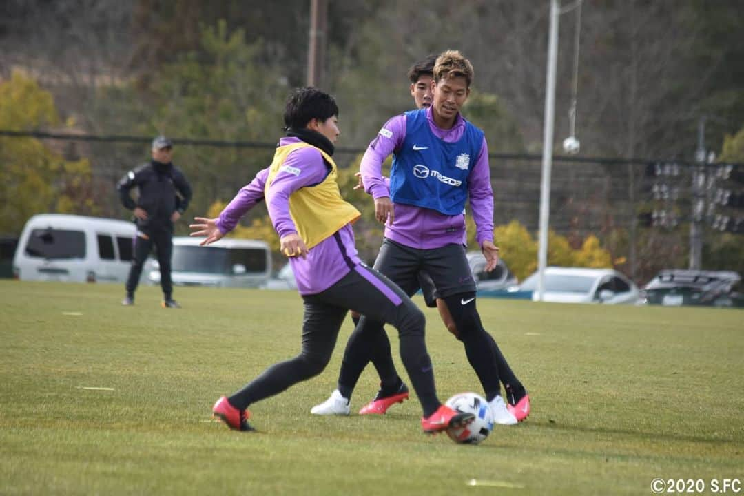 サンフレッチェ広島さんのインスタグラム写真 - (サンフレッチェ広島Instagram)「OFF明けの本日、吉田サッカー公園でトレーニングを再開しました💪💪 次戦に備えて再びチーム力を高めていきます‼️✨ . #佐々木翔 選手 #大迫敬介 選手 #ハイネル 選手 #エゼキエウ 選手 #野津田岳人 選手 #鮎川峻 選手 #東俊希 選手 #井林章 選手 #増田卓也 選手 #松本泰志 選手 #サンフレッチェ #sanfrecce  #積攻  #広報カメラ」3月1日 17時02分 - sanfrecce.official