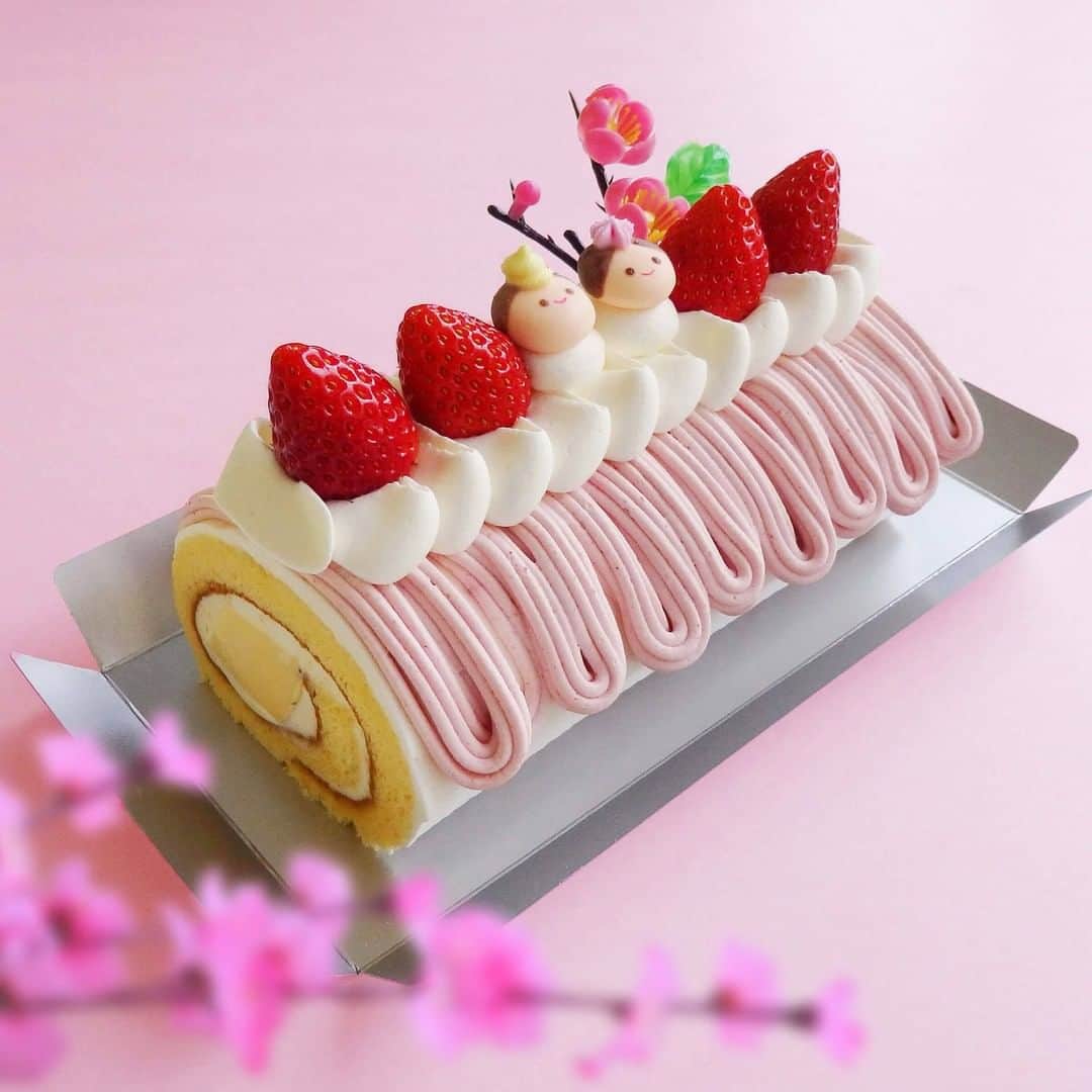 ユーハイム公式さんのインスタグラム写真 - (ユーハイム公式Instagram)「【関西地区】❀ひなまつりケーキのご案内❀ ﻿ ﻿ ユーハイム関西地区では、﻿ 3月2日(月)・3日(火)の2日間、﻿ ひなまつりのケーキをご用意しております。 ﻿ ﻿ ❀ひなまつりロール　1個　税込1,998円﻿ 　ふわふわのスポンジでプリンと生クリームを包み、 ﻿ 　甘酸っぱい苺クリームをたっぷりと絞りました。 ﻿ ﻿ ❀ひなまつりデコレーション　1個　税込2,376円﻿ 　苺と生クリームをサンドし、﻿ 苺とお内裏様、お雛様を飾りました。 ﻿ ﻿ この他、かわいらしいお雛様とお内裏様を飾った﻿ カットケーキもご用意してお待ちしております。﻿ ※一部取扱いの無い店舗もございます。 ﻿ ﻿ ﻿ #ユーハイム #関西地区限定﻿ #ひなまつり　#ひな祭り　#桃の節句 ﻿ #お雛様　#お内裏様　#雛人形　﻿ #ひなまつりケーキ　#ケーキ　#ショートケーキ﻿ #スイーツ　#ピンク ﻿ #girlsfestival　#cake　#shortcake　#sweet　#sweets　#pink　#juchheim」3月1日 17時00分 - juchheim1909