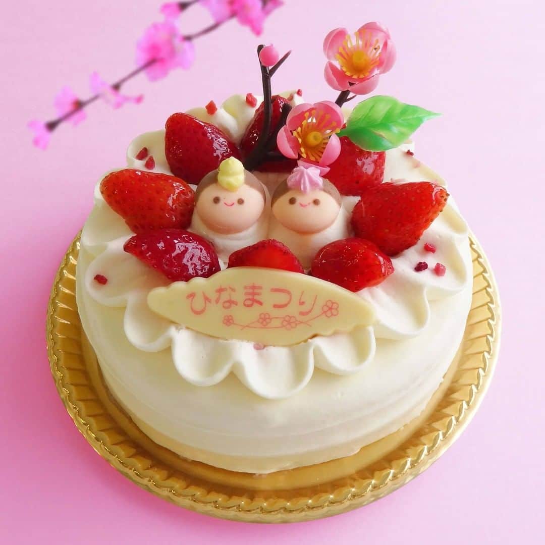 ユーハイム公式さんのインスタグラム写真 - (ユーハイム公式Instagram)「【関西地区】❀ひなまつりケーキのご案内❀ ﻿ ﻿ ユーハイム関西地区では、﻿ 3月2日(月)・3日(火)の2日間、﻿ ひなまつりのケーキをご用意しております。 ﻿ ﻿ ❀ひなまつりロール　1個　税込1,998円﻿ 　ふわふわのスポンジでプリンと生クリームを包み、 ﻿ 　甘酸っぱい苺クリームをたっぷりと絞りました。 ﻿ ﻿ ❀ひなまつりデコレーション　1個　税込2,376円﻿ 　苺と生クリームをサンドし、﻿ 苺とお内裏様、お雛様を飾りました。 ﻿ ﻿ この他、かわいらしいお雛様とお内裏様を飾った﻿ カットケーキもご用意してお待ちしております。﻿ ※一部取扱いの無い店舗もございます。 ﻿ ﻿ ﻿ #ユーハイム #関西地区限定﻿ #ひなまつり　#ひな祭り　#桃の節句 ﻿ #お雛様　#お内裏様　#雛人形　﻿ #ひなまつりケーキ　#ケーキ　#ショートケーキ﻿ #スイーツ　#ピンク ﻿ #girlsfestival　#cake　#shortcake　#sweet　#sweets　#pink　#juchheim」3月1日 17時00分 - juchheim1909