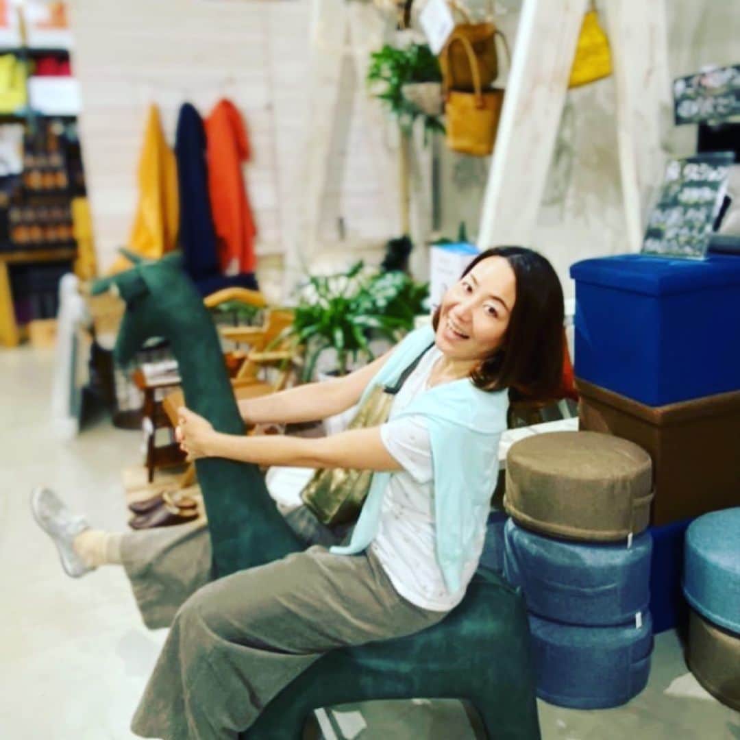 宮城麻里子さんのインスタグラム写真 - (宮城麻里子Instagram)「キリンに乗って はしゃいでみました。」3月1日 17時26分 - miyagimariko