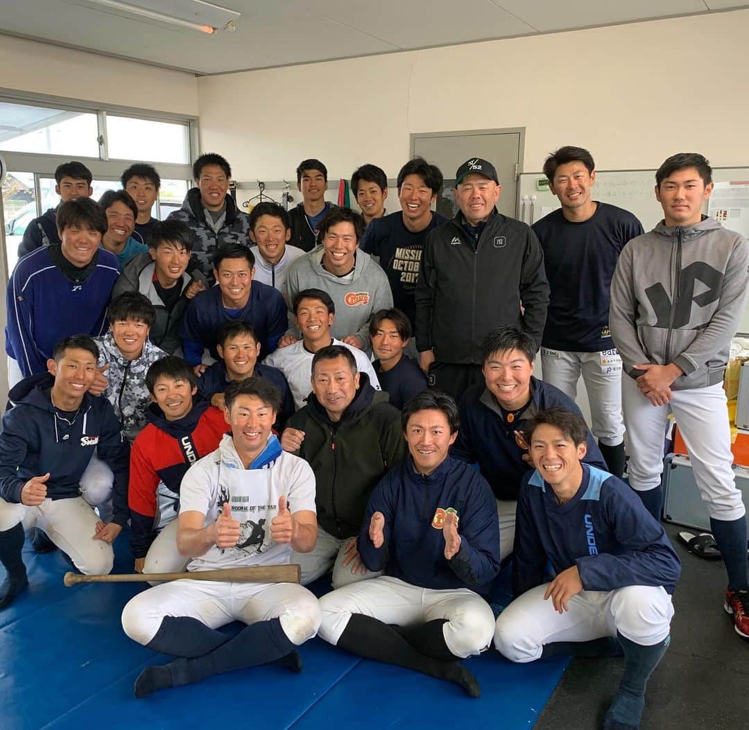小田幸平のインスタグラム：「佐々木さんが臨時コーチ最終日❗️みんなでパシャ📷#愛媛マンダリンパイレーツ#中日ドラゴンズ#読売ジャイアンツ#佐々木明義#臨時コーチ#最終日」