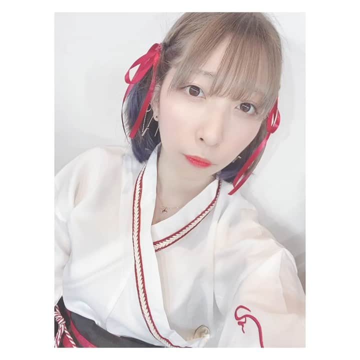 佐藤梨菜のインスタグラム：「動く（巫女さん風）佐藤です💙 口紅加工されてて気がつかず撮ったから唇すけてます💋ㅋㅋ  #FEAM #アイドル #何の意味もない #巫女  #セルカ #動画 #셀카 #셀카샷 #いいね #좋아요 #좋아요환영 #팔로우미11」