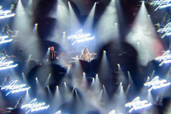 ベスト・コーストのインスタグラム：「thank you San Francisco for the sold out show last night. always a pleasure to play for y’all ✨💙⁣ ⁣ 📷 @ono.photography」