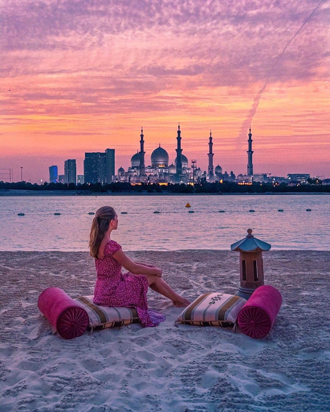 のインスタグラム：「Pinky sunsets in Abu Dhabi 💕 Edited with @DeluxeFX app ✨」
