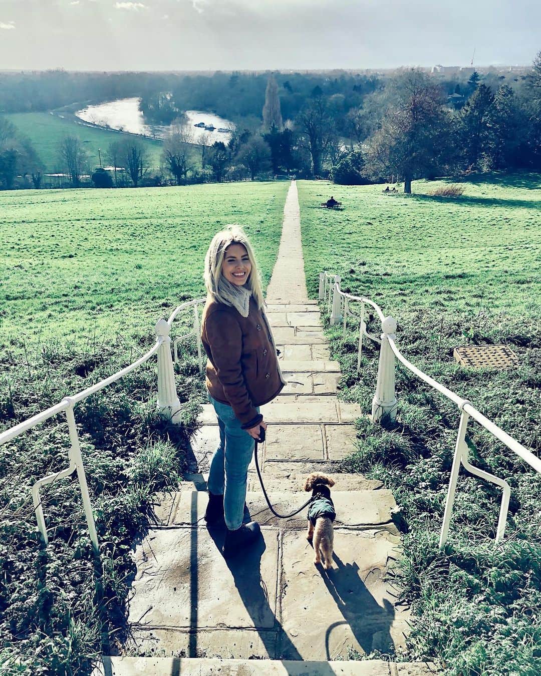 Mollie Kingさんのインスタグラム写真 - (Mollie KingInstagram)「This used to be one of my favourite walks with my sisters when I was younger. We called it Children’s World. So lovely being back here today, still feels just as special ✨」3月2日 3時33分 - mollieking