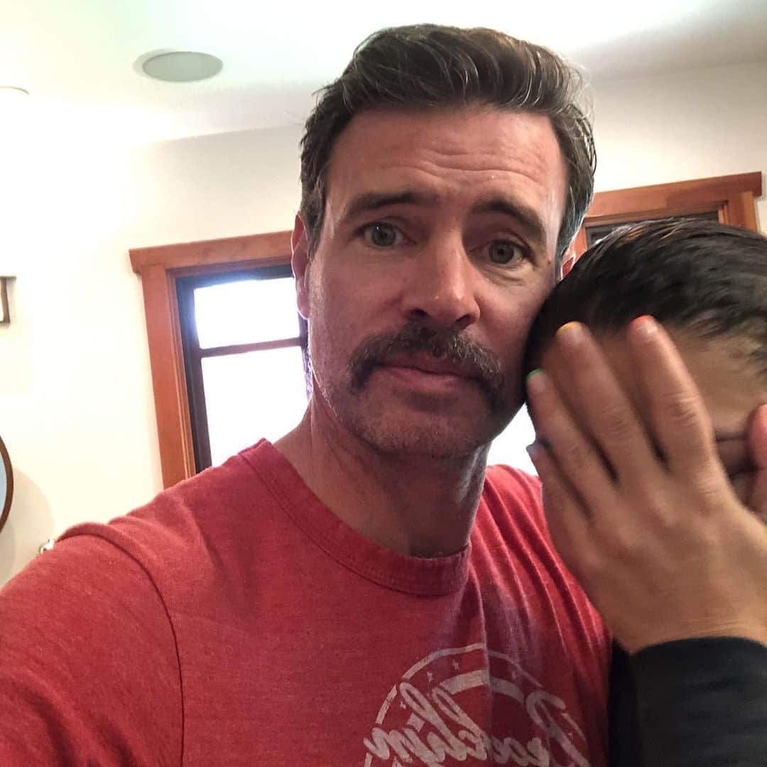 スコット・フォーリーのインスタグラム：「She hates it!  She really, really hates it! #stache @themeanchick」