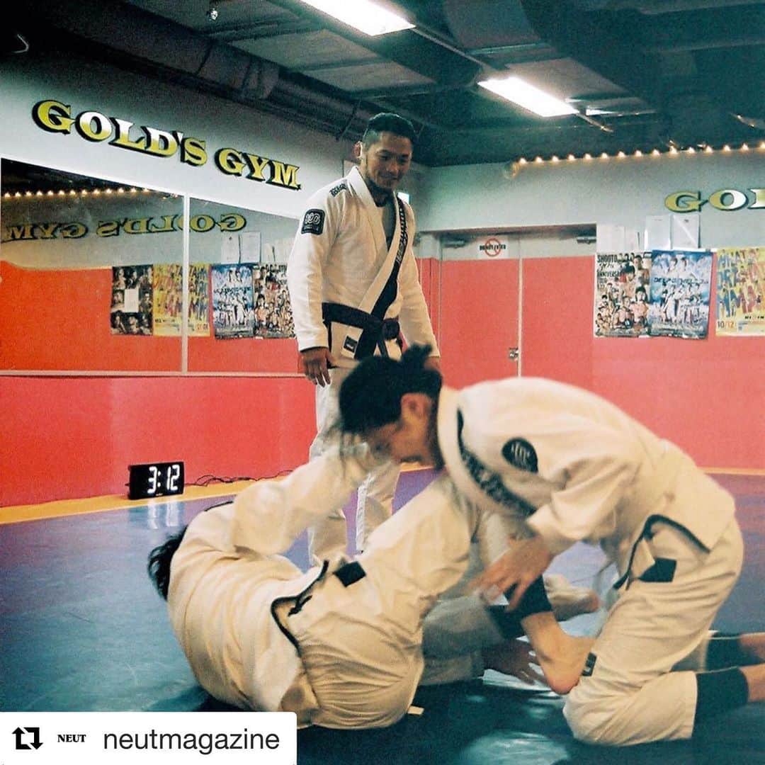 宇野薫のインスタグラム：「NEUT magazine  interview  #caoluno #unodojo #unocaolshowten #100athletic  #onehundredathletic  #Repost @neutmagazine with @get_repost ・・・ Ome Farm太田太の「僕が会いたい、アレもコレもな先駆者たち」 #005﻿ 総合格闘技の名選手・宇野薫さんに聞く、どの業界にも通用する“自分のこだわりという武器”🤜﻿ ﻿ アパレルショップ「宇野薫商店」や、総合格闘技の道場「UNO DOJO」をオープンするなど、ジャンルを軽々と超え自身のやりたいことを着実に実現してゆく宇野さん。﻿ ﻿ その根底にある、「自分のワクワクで生きていく」手段を追うこと。﻿ ﻿ 「試合も受け身だと勝てませんからね。自分からアクションを起こさないといけないなと。コラボしたいなと思っても、ただ待っているだけじゃ話にならないので。とりあえず連絡してみる。全てはそこからです」﻿ ﻿ Photography: Yuuki Honda﻿ ﻿ #宇野薫 #総合格闘技 #work﻿ #INTERVIEW #NEUTMagazine #MakeExtremeNeutral」