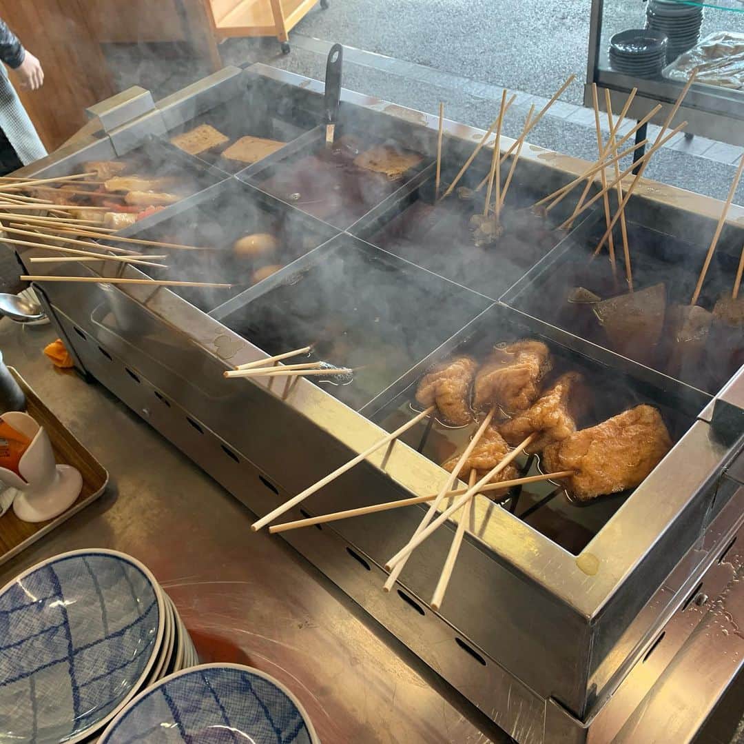 山下耀子さんのインスタグラム写真 - (山下耀子Instagram)「#あんもち雑煮うどん . 香川県外の方からびっくりされるお正月のお雑煮は 白味噌、丸餅の中にあんこ入ってるの！ 味噌のしょっぱさとあんこの甘さが たまらん美味しさなんだけど なかなか味を伝えられない😂ｗ . そんな餡もち雑煮のうどんがあります。 うどん出汁のしょっぱさが最高🤤 . さらに出汁は東讃西讃で味が違うことに気づきました！ 西讃の観音寺はいりこが有名だから このおうどんは、いりこ強めで塩味強め。これはこれで美味。 高松駅から１時間ほどですが来る価値あります☺️ . また近くには日本でトップクラスの開運スポット  #天空の鳥居 があるのでそちらにもぜひに。 私まだ行けてないから行かなきゃ！」3月1日 19時26分 - twinkleyesy