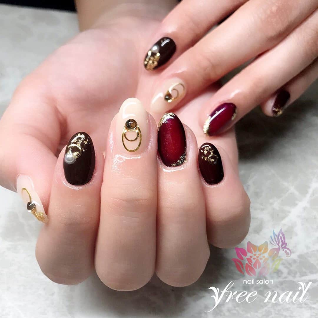 free nail フリーネイルのインスタグラム：「. お客様ネイル💅🏻⛄️ . ルビーネイル♥️✨ . 大人シック🍷✨ . ご来店ありがとうございました🙇🏻‍♀️🙇🏻‍♀️🙇🏻‍♀️💗 . #ネイルアート #ジェルネイル #ネイルサロン #大阪ネイルサロン #ネイルデザイン #ネイルチェンジ #宝石ネイル #金箔ネイル #パールネイル #ネイルパーツ #オーバルネイル #ボルドーネイル #ブラウンネイル #デザインネイル #トレンドネイル #シンプルネイル #大人ネイル #春ネイル #springnails #nailsart #nailsdid #美甲 #日式美甲 #日式美甲胶 #日本美甲师 #日本美甲老师 #美甲上课 #日本胶 #フリーネイル #freenail」