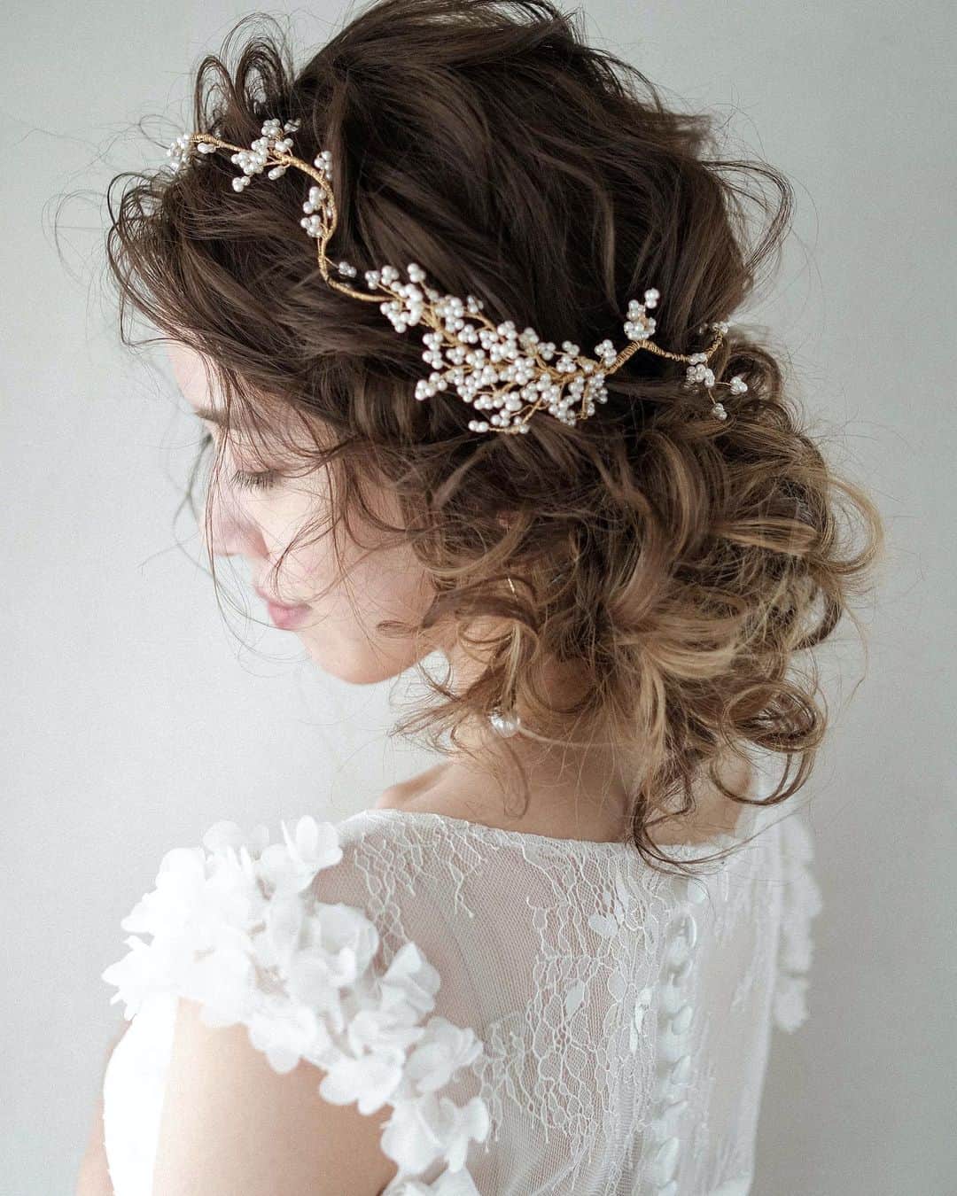 RabichePowのインスタグラム：「HAIR ARRANGE👰 . オシャレに可愛く❤️ .  hair accessory  @maison_de_fil . . #ヘアメイク#ブライダルフォト #結婚式#出張ヘアメイク #結婚式ヘアアレンジ #ラビッシュポー#ルアナウェディング#ウェディングニュース」