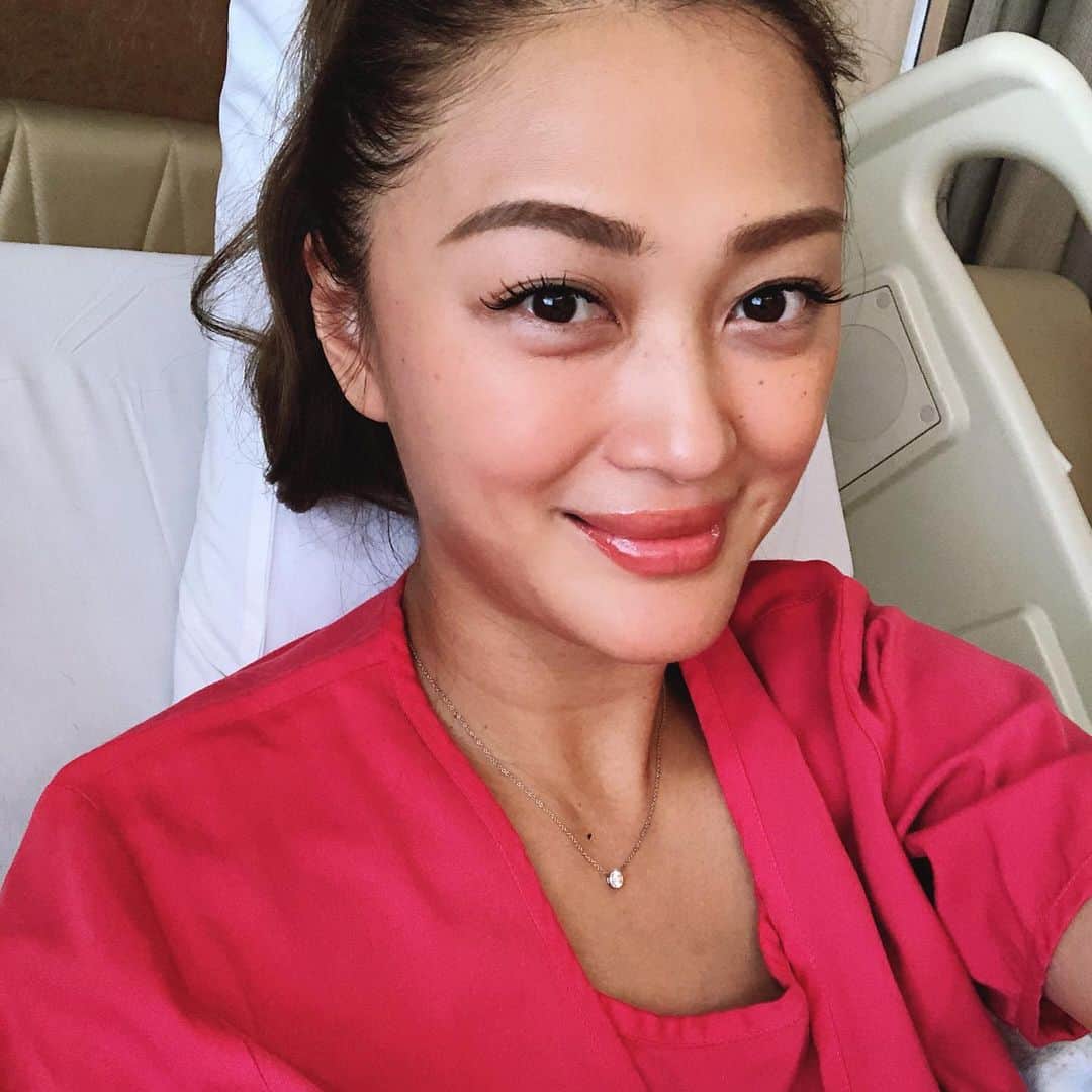 のインスタグラム：「* 帝王切開だったので少し 長めの入院生活。 そして久しぶりの バッチリメイク💄 気持ちが引き締まる！ * 前回のインスタでコメントを 下さった皆様、本当にありがとう ございます💖💖✨ 最近はお仕事もしていなかったので 身内の方達からのもコメントも いっぱいきていて嬉しかったです✨✨ そして一つ一つお返事できなくって ごめんなさい🙏 コメントは全部拝見させて もらいたい✨✨ ちなみに今着ているワンピースは 病院のです！ 何でも揃っているから、 ここでは手ぶらでも病院に 来ても大丈夫なんだって！  違う国で産むって本当に 大変な事ででしたが、 いい経験をさせてもらいました！ 寝れない日々になりますが 頑張ります💖💖✨ * * 学校から帰って来た娘達は 弟の取り合いになっていた💦 すっかりお姉ちゃんになった 娘がいっぱいお手伝いを してくれるから、 心強いなって思いました✨ エレサ人形を息子の横に置いたのかは 彼女しか知らない事。 * * #singapore  #出産 #帝王切開 #お腹が痛い #久しぶりに #メール #娘の成長 #すっかり #お姉さん」