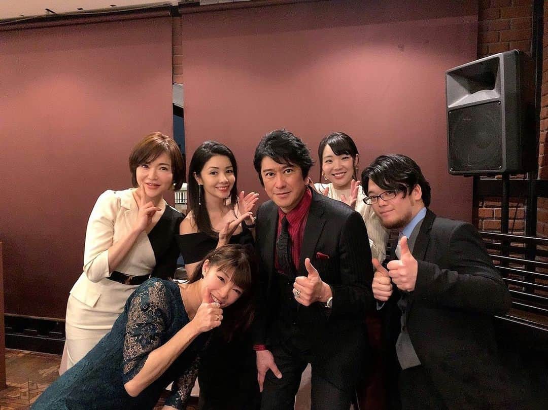 のインスタグラム：「Mayo Birthday Party‼︎ 久し振りに麻世さんのバースデーパーティーへ行って来ました🎉🎂 麻世さんとは地元岡山にいた時からの付き合いで、もうかれこれ20年位になるかも⁈  麻世さんは変わらずいつも元気で、パワフルで、会うと笑顔とパワー貰えます✨  いつも仲間を大事にし、 こうして仲良く付き合いをしてくれ、上京してから役者としても縁を繋いで下さり、麻世さんのバースデーパーティーへ行くと毎回懐かしい顔触れに会えます✨  この日も沢山みんなに会えて すっごく楽しかった😆💕 ショータイムは散々笑わせて貰ったよ😂  麻世さんこれからも元気でみんなを笑顔にして行ってね🌈✨ 麻世さん お誕生日おめでとう🎉🎂🎈 #川崎麻世 #mayobirthdaybash #birthdayparty #itwasfun #congratulations #お誕生日おめでとう #誕生日 #誕生日パーティー」