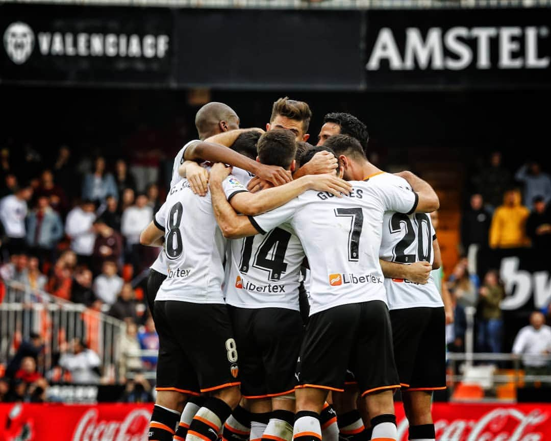 バレンシアCFさんのインスタグラム写真 - (バレンシアCFInstagram)「Unbeaten at MESTALLA ✨🦇 . 🏟️💪 Seguimos invictos en el templo @laliga ➕3️⃣ . #AmuntValencia」3月1日 19時56分 - valenciacf