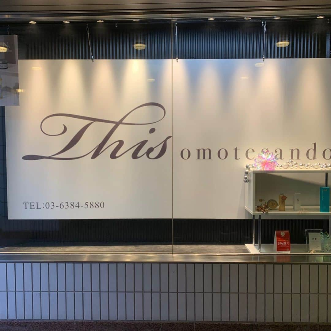 satomiさんのインスタグラム写真 - (satomiInstagram)「今日はThis表参道（@this_omotesando)で oggiotto 最高峰のトリートメントしてもらいました💓 * 完全オーダーメイドなので一人ひとりにあったものをカスタマイズしてくれるんです！ トリートメント後は超音波アイロンで深部まで浸透させてくれるからより効果があるみたい💓 * 本当トゥルントゥルン✂️💇‍♀️ カラーまで落ちついたし指通りが全然違う〜‼️ 1時間前の自分が恥ずかしくなりました笑(´；ω；`) * * 凄いアットホームなのでオススメ🌟 髪質改善したい人やパサつきに悩んでる人に オススメ❣️❣️ * ✼••┈┈┈┈┈┈┈┈┈┈┈┈┈┈┈┈••✼ This 表参道 📌東京都港区南青山3-12-12南青山３１２ビル ✼••┈┈┈┈┈┈┈┈┈┈┈┈┈┈┈┈••✼ * * #This表参道  #表参道美容院  #Thisトリートメント  #髪質改善  #oggiotto  #ケイ素  #ヒト幹細胞  #美髪 #pr #表参道 #アットホームな美容院 #天使の輪ができました #みよた　の横」3月1日 19時49分 - saatoomii47