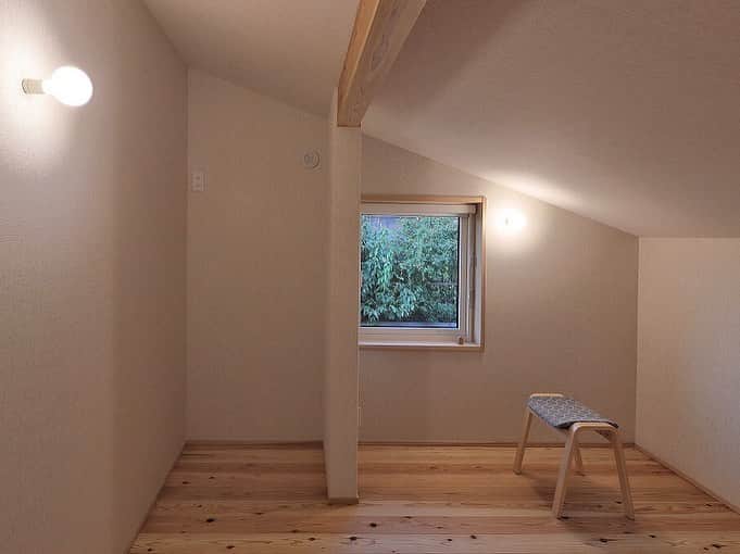 シーエッチ建築工房 さんのインスタグラム写真 - (シーエッチ建築工房 Instagram)「* ２階の子供室は 屋根の勾配に合わせて 勾配天井にしました。 ⠀⠀⠀⠀⠀⠀⠀⠀⠀⠀⠀⠀ ちょっと低めの天井や扉は あそび心をくすぐります。 端の方はだいたい170cmくらい。 ⠀⠀⠀⠀⠀⠀⠀⠀⠀⠀⠀⠀ それがちょうどいいんです。 部屋の端で立つことなんて まずありませんから。 ⠀⠀⠀⠀⠀⠀⠀⠀⠀⠀⠀⠀ さて、完成見学会は明日が最終日。 平日もご予約ありがとうございます。 https://www.ch-wood.co.jp/event/2019/12/01183849.html ⠀⠀⠀⠀⠀⠀⠀⠀⠀⠀⠀⠀ ⠀⠀⠀⠀⠀⠀⠀⠀⠀⠀⠀⠀ ──────────── 株式会社シーエッチ建築工房 兵庫県宝塚市仁川台76番地 0798-52-8863 https://www.ch-wood.co.jp ──────────── @ch_kenchiku ⠀⠀ ⠀⠀ #シーエッチ建築工房 #木の家 #注文住宅 #新築 #一戸建て #家づくり #住まい #暮らし #日々のこと #マイホーム #たからづかな生活 #ときめく日々がたからもの宝塚 #宝塚 #西宮 #伊丹 #川西 #吹田 #三田 #明石 #工務店 #自然素材 #暮らしを楽しむ #自然素材の家 #自然と暮らす #こどもと暮らす #高い #低い #勾配天井 #おもしろい #家が好き」3月1日 19時53分 - ch_kenchiku