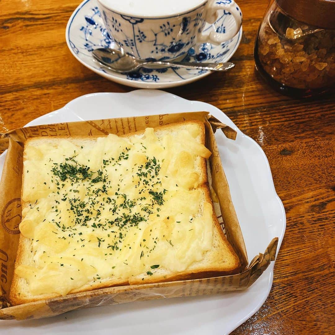 山本愛子さんのインスタグラム写真 - (山本愛子Instagram)「いつかのランチ🍞  トーストはふわふわで、カップが可愛かった💗  #喫茶店巡り #渋谷 #ロイヤルコペンハーゲン  #トースト #ランチ」3月1日 20時00分 - aikoyade1219