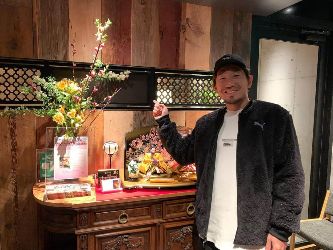 宇賀神友弥さんのインスタグラム写真 - (宇賀神友弥Instagram)「浦和に美味しいごはん屋さん見つけた‼︎ 指差してるけど全然見えない。笑  懐石料理　「新〜arata」  味も雰囲気も最高です✨  浦和に来た際にはみなさんぜひ！  #浦和レッズ#宇賀神友弥#浦和#新」3月1日 20時00分 - ugajin.no3