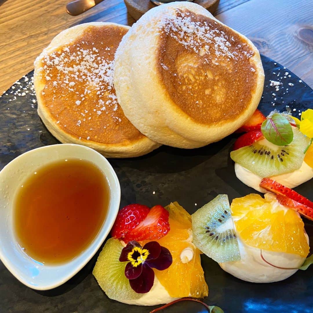 荒尾茉紀のインスタグラム：「仕事終わりに友達とランチして、同僚とカフェ行って🎶今日も幸せな1日でした😊そして明日から1週間は仕事も学校も休みで遊び呆けます‼️ #sydney #留学 #pancakes🥞 #パンケーキ #afternoontea #ランチは辛すぎたけどクセになる味😋✨」