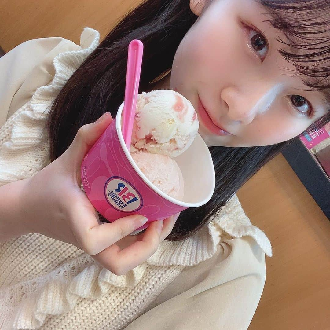 浅井七海さんのインスタグラム写真 - (浅井七海Instagram)「.﻿ 3月1日です！31アイスクリーム 🍨♡﻿ バスキンロビンス！！！！﻿ ﻿ さくら味美味しかった☺️🌸﻿ もうひとつは、﻿ ストロベリーチーズケーキ🍓！﻿ ﻿ It's March 1st! 31 ice cream. 🍨♡﻿ Baskin Robbins!!﻿ ﻿ Cherry blossom taste Delicious﻿ The other one is﻿ Strawberry cheese cake 🍓!﻿ ﻿ #31icecream #サーティワンアイスクリーム﻿ #baskinrobins  #3月 #よろしくお願いします ☺︎︎﻿」3月1日 20時07分 - naamin48_