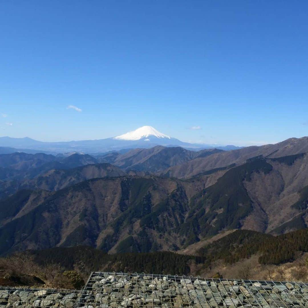 MomoseRyoko のインスタグラム：「#三ノ塔 #三ノ塔山頂　#hiking #お尻エクササイズ  行き2時間15分帰り1時間半くらいで山頂に着いた〜！結構キツイけど、走ってる人居て、マジ尊敬。笑 帰りは温泉で癒されて最高❗️ ハイキングにハマり中❣️」